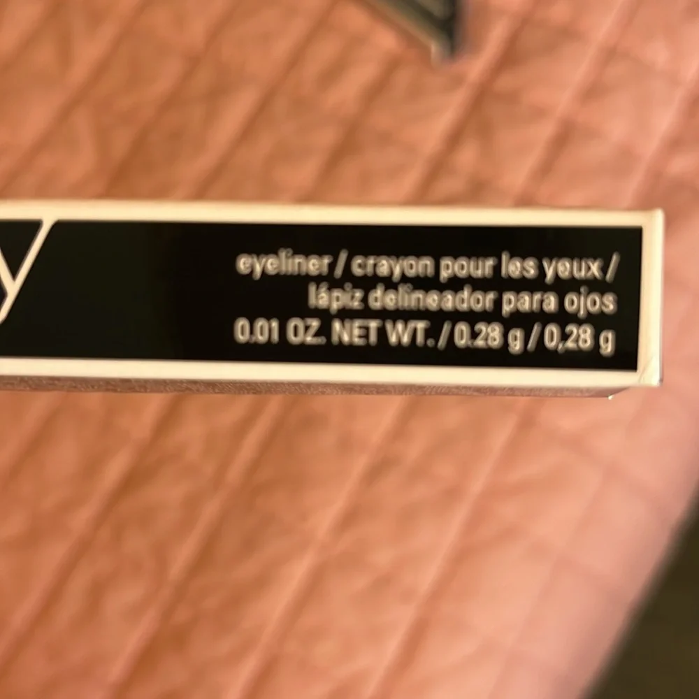 Mary Kay eyeliner in color steely it’s a dark gray color Brand new in box unused
